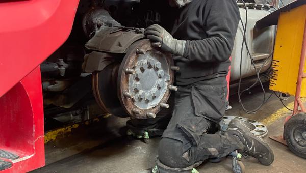 Lastvognsmekanikers erfaring med Kneel-it