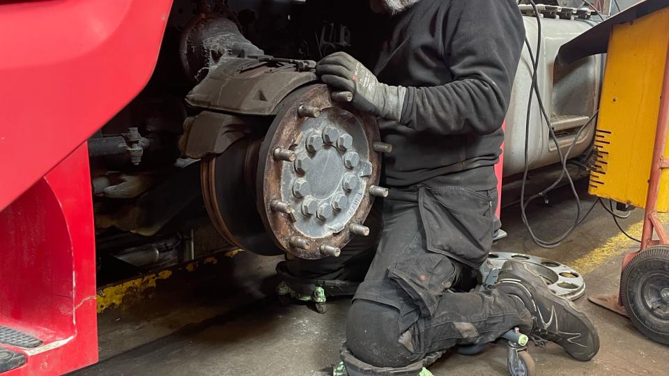 Lastvognsmekanikers erfaring med Kneel-it