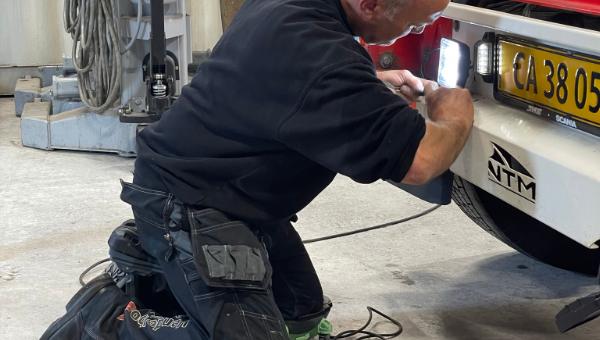 Kneel-it giver skadet lastvognsmekaniker nyt håb