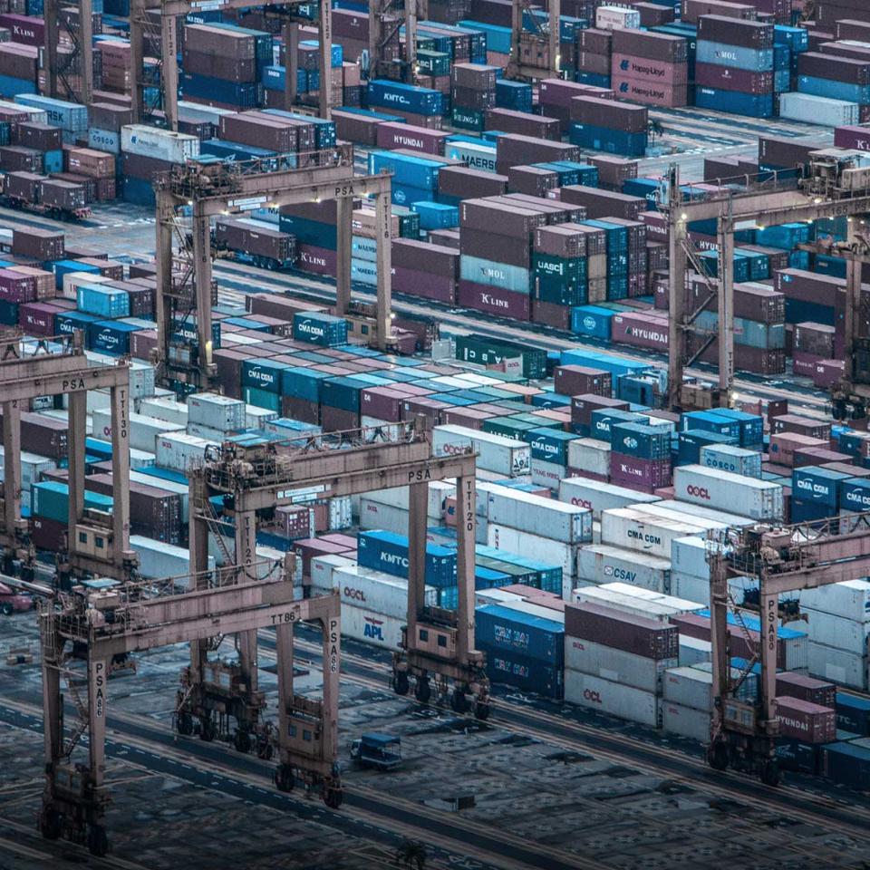 Samling af containere og renovationsudstyr